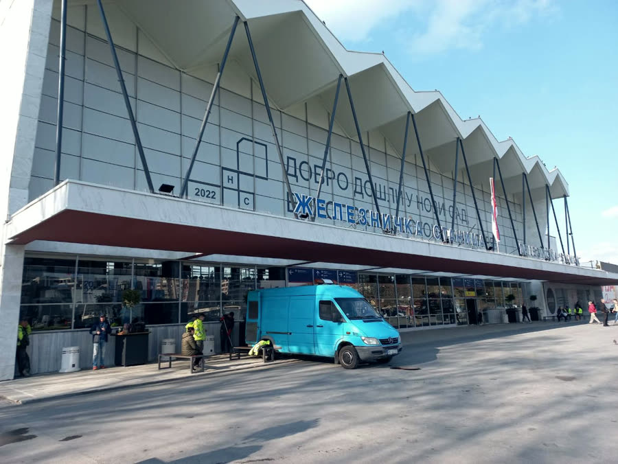 Ekipa i kombi ispred Železničke stanice u Novom Sadu.