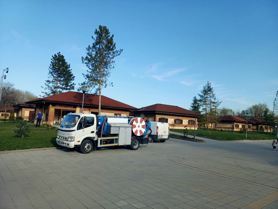 Cisterna za odgušenje parkirana ispred objekta sa recepcijom.