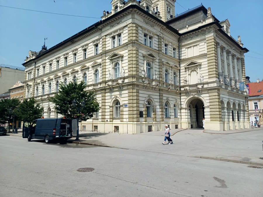 Kombi ekipe ispred Gradske kuće u Novom Sadu.
