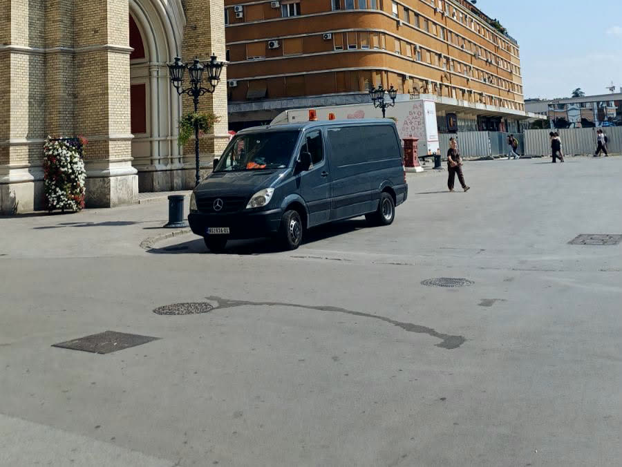 Kombi ekipe na platou kod Crkve imena Marijinog u Novom Sadu.