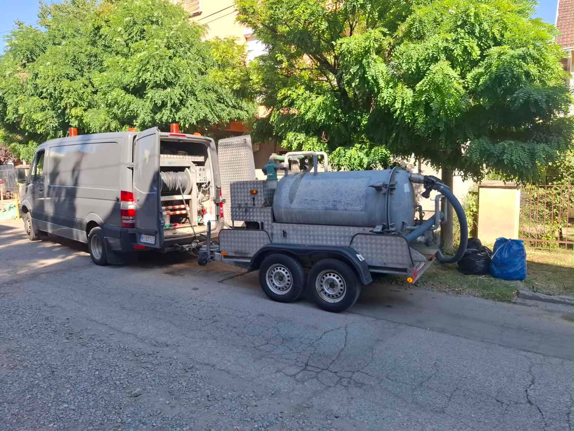 Kombi i cisterna za odgušenje parkirani u ulici.